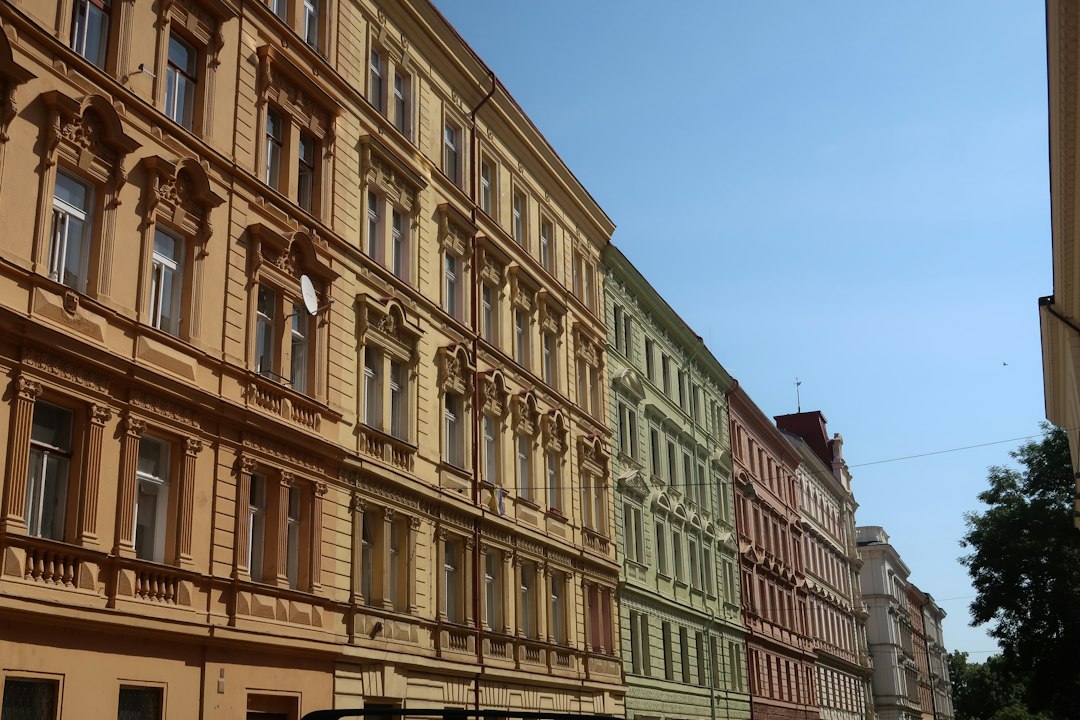 Rekonstruovaný starší pražský byt s odkrytou zdí a stavebními materiálem, připomínající fázi před rekonstrukcí